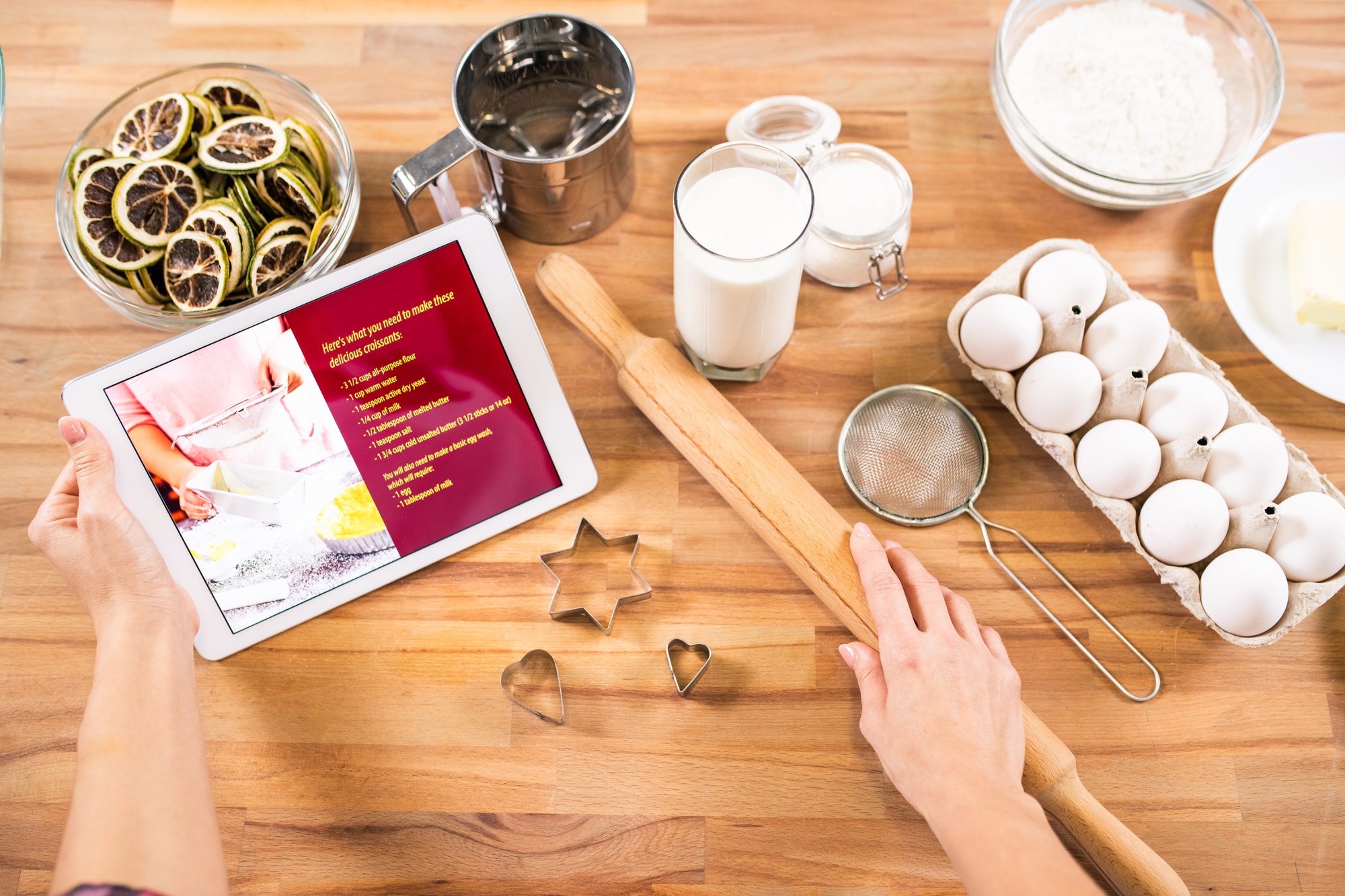 Compact course visual with checklist and chef tools